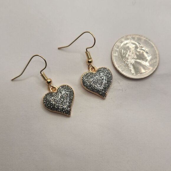 ❤️ Heart Shaped Silver Glitter Drop Earrings - Picture 3 of 4